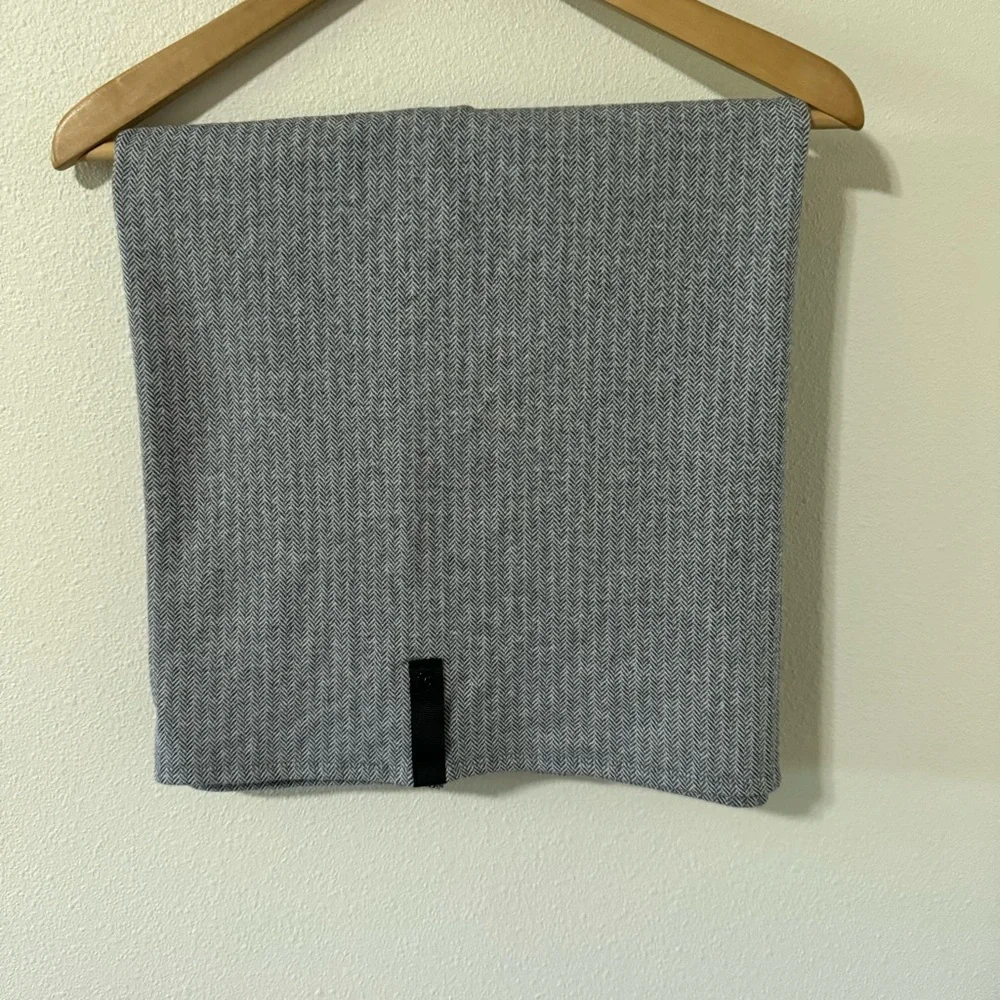 Lululemon Vinyasa Black White Herringbone Infinity Scarf Wrap Snaps One Size
